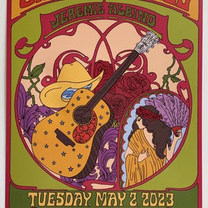 Op de afbeelding: Een concertposter voor Sierra Ferrell en Jeremie Albino in The Fillmore op dinsdag 2 mei 2023. Het kunstwerk toont een gele cowboyhoed, een akoestische gitaar met blauwe sterren en een persoon die een paarse waaier vasthoudt.