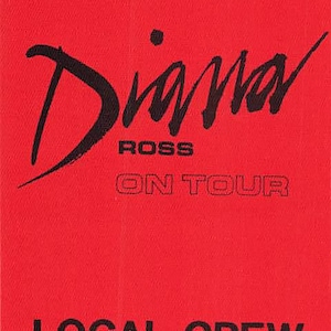Könnte beinhalten: Ein rotes Quadrat mit schwarzem Text. Der Text lautet "Diana Ross ON TOUR", wobei "Diana Ross" in einer stilisierten Schriftart geschrieben ist. Darunter steht "LOCAL CREW".