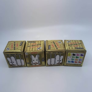 Kidrobot ミニ ラビット ぬいぐるみ 4 個セット - 限定版アート トイ - 自宅やオフィスの装飾に最適なコレクション用アート フィギュア。