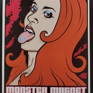 Puede incluir: Un cartel de concierto para Monster Magnet, Burning Brides y Brant Bjork & The Operators. El cartel presenta a una mujer de dibujos animados con cabello rojo y la lengua afuera. El concierto será en el Troubadour de Los Ángeles el martes 18 de junio. Las puertas abren a las 8 pm y las entradas cuestan $15.