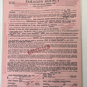 以下が含まれることがあります： 1978年にハラ・アリーナで行われたバンド「ブリック」のコンサートに関する、アメリカ音楽家連盟のピンク色の契約書。黒い印刷文字、手書きの詳細、中央に押された赤いキャンセル印が特徴です。