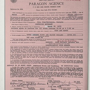 以下が含まれることがあります： 1975年3月11日付のAmerican Federation of Musiciansによるピンク色の紙の契約書。バンドSouthside Movementのジョージア州マッキンタイアのCity Clubでの公演について記載されており、金額は750ドル。Issac JonesとJimmy Vanleerの署名がある。
