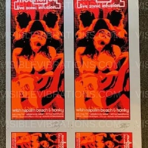 Peut inclure: A poster de Mudhoney, avec un schéma de couleurs orange et noir. Le design comprend le nom du groupe, "Live Sonic Infusion", et le texte "with napalm beach & honky". L'œuvre d'art a une esthétique rétro d'affiche de concert.