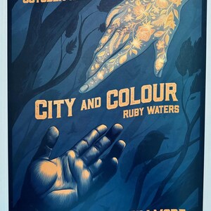 Puede incluir: Un cartel de concierto para City and Colour y Ruby Waters en The Fillmore el martes 15 de octubre de 2019. La obra muestra dos manos extendiéndose una hacia la otra sobre un fondo de bosque azul oscuro, con una mano llena de patrones florales dorados.