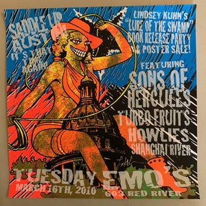 Puede incluir: Un cartel colorido que anuncia una fiesta de lanzamiento de libro y un concierto con Lindsey Kuhn, Sons of Hercules, Turbo Fruit's Howlies y Shanghai River. El cartel presenta a una vaquera de dibujos animados montando un edificio del Capitolio con el texto "Saddle Up Austin It's That Time Again" y "Tuesday Emo's March 16th, 2010 603 Red River".