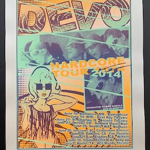 Puede incluir: Un cartel de concierto colorido para la gira Hardcore de Devo en 2014. El cartel presenta una imagen estilizada de una mujer con gafas de sol y un vestido morado y verde. Las fechas y ubicaciones de la gira se enumeran debajo de la imagen.