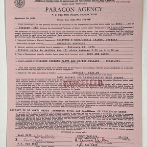 以下が含まれることがあります： 1975年1月30日付のAmerican Federation of Musiciansのピンク色の紙の契約書。ジョージア州ジキル島のAquarama-A-RoomでのSouthside Movementバンドの公演に関するもので、タイプされた詳細、署名、赤いスタンプの日付が記載されています。