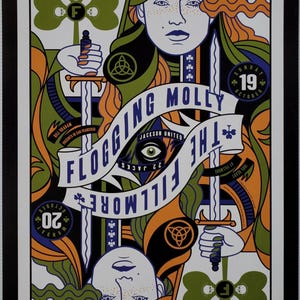 Puede incluir: Un póster de concierto rectangular con una ilustración reflejada de una persona con cabello naranja, sosteniendo dos espadas. El diseño incluye tréboles verdes con calaveras, el texto Flogging Molly, The Fillmore y fechas en octubre.