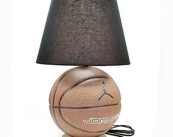 Lampe de table de basket-ball Jordan Legacy marron et noir.