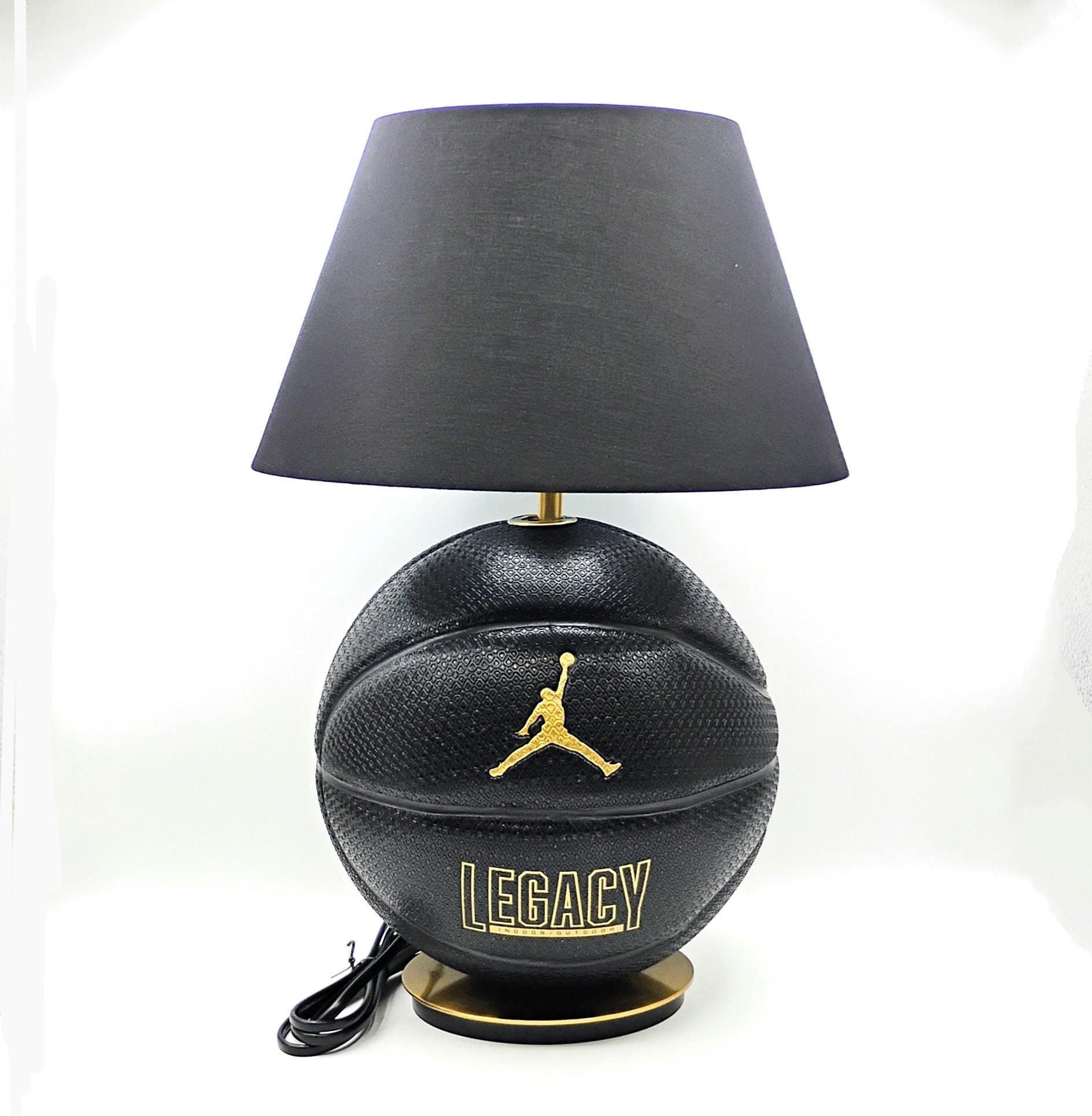 Lampe de table de basket-ball Jordan Legacy noire et dorée.