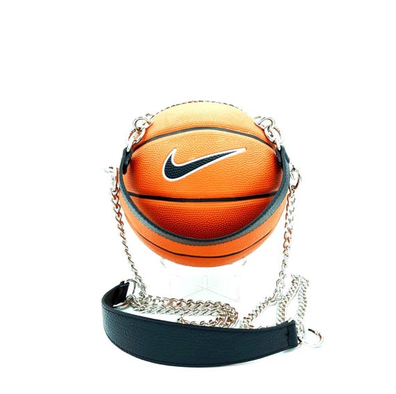 NIKEノベルティ　バスケットボール ナイキ スキルズのオレンジ色のバスケットボールバッグ。ハンドルと