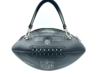 本革ハンドルと黒のチェーンショルダーストラップが付いた NFL