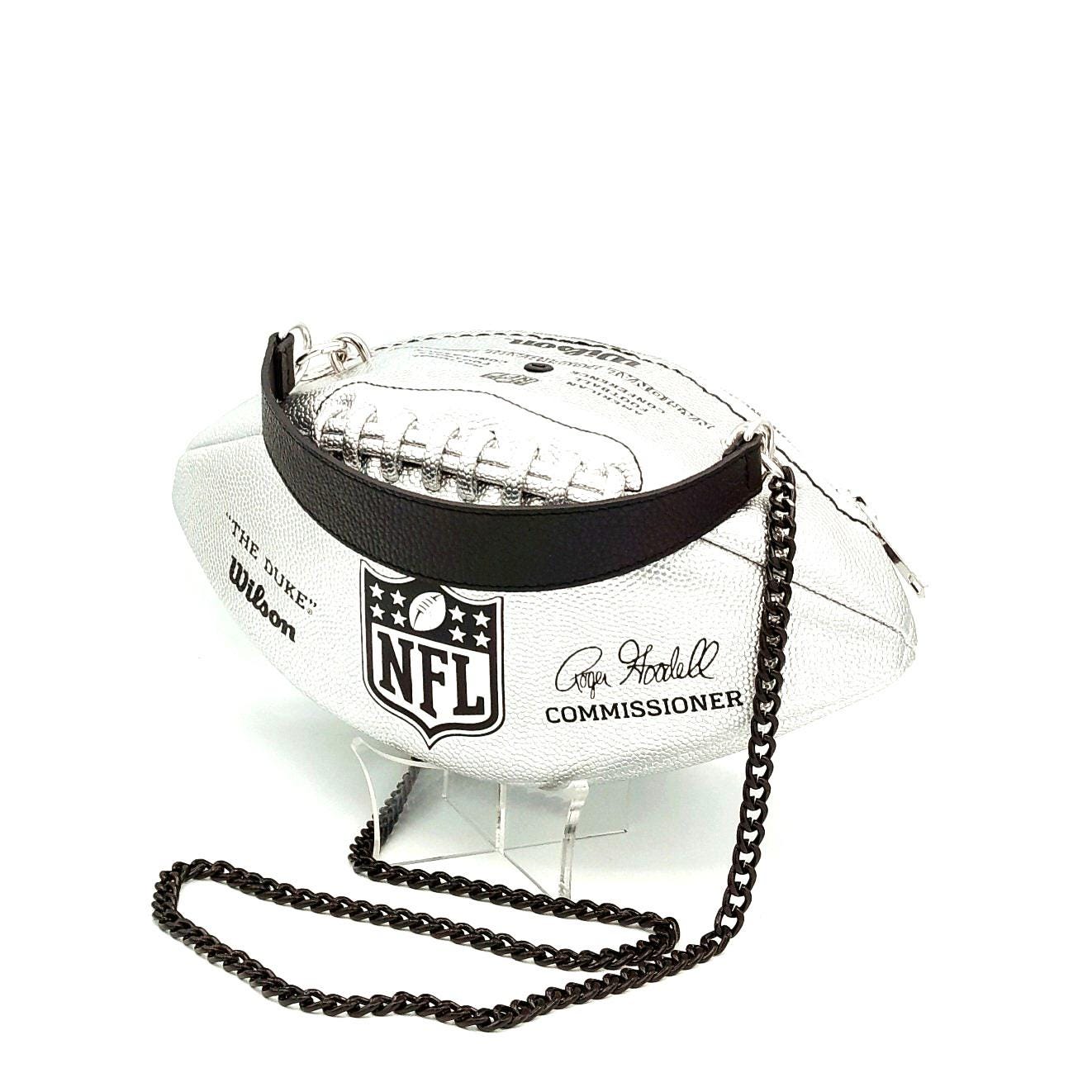 希少NFL 全チーム総マーク刺繍入りレザーボストンバッグ アメリカンフットボール シルバーのウィルソン NFL アメリカン フットボール ボール バッグ。本