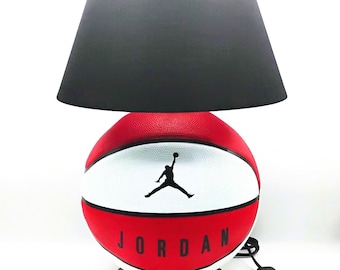 Lampe de table basket Jordan Playground blanche et rouge.