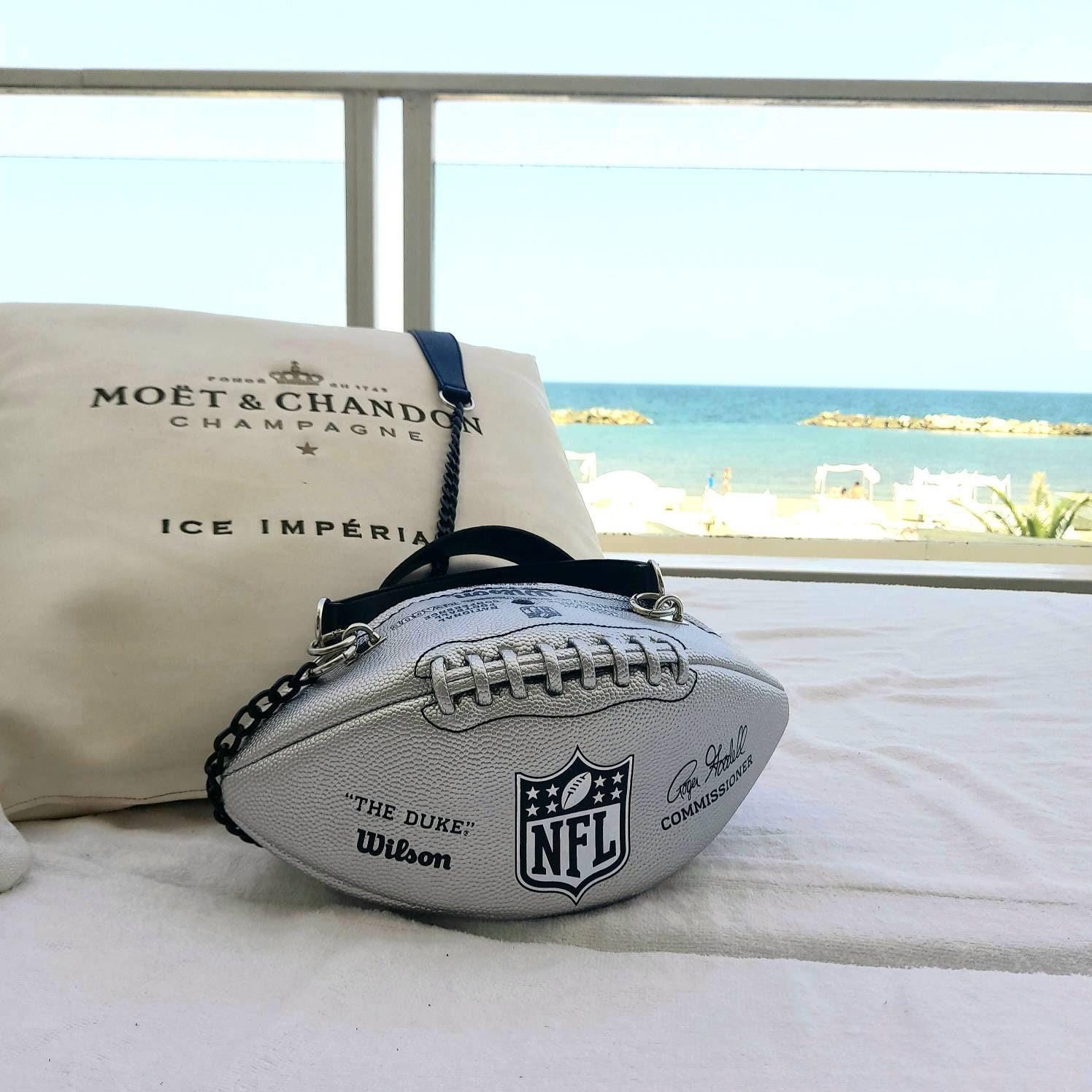 シルバーのウィルソン NFL アメリカン フットボール ボール バッグ。本