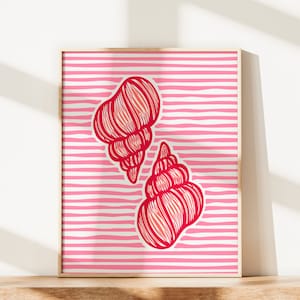 Op de afbeelding: Een ingelijst print met een roze en witte gestreepte achtergrond en twee rode schelpen. De schelpen zijn gestileerd en hebben een gedetailleerd ontwerp.