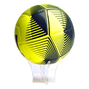 Könnte beinhalten: Ein gelber und schwarzer Fußball mit geometrischem Muster wird auf einem transparenten Acrylständer präsentiert.