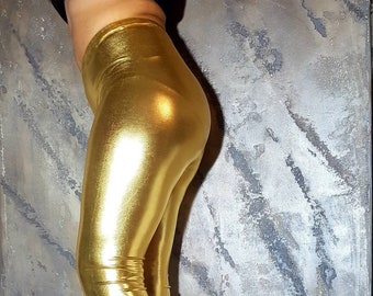 Smooth leggings with a wet look. Tight shiny spandex leggings. Perfect for parties and clubs. Style: Gothic - Punk Sexy. More colors!