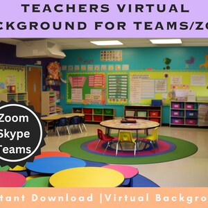 Könnte beinhalten: Ein virtueller Klassenzimmerhintergrund für Lehrer mit dem Text "TEACHERS VIRTUAL BACKGROUND FOR TEAMS/ZOOM". Das Bild zeigt ein Klassenzimmer mit bunten Wänden, Tischen und Stühlen. Der Text "Zoom Skype Teams" ist ebenfalls sichtbar.