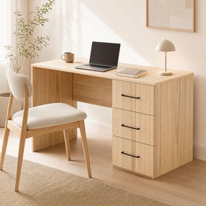 Può includere: Una scrivania in legno chiaro dotata di tre cassetti con sottili maniglie orizzontali nere, abbinata a una sedia in legno chiaro coordinata con seduta imbottita beige. Sulla scrivania si trovano un computer portatile, una tazza e una lampada.