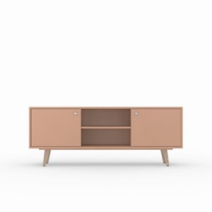 Könnte beinhalten: Eine hellbraune Holz-TV-Konsole mit zwei Türen und einem Regal. Die Konsole hat ein modernes Design mit konischen Beinen.