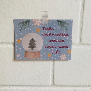 Weihnachtskarte skandinavisch winterliche Postkarte „Frohe Weihnachten“ mit Schneekugel Sternen, Schneeflocken, Weihnachtsbaum
