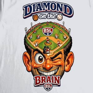 Op de afbeelding: Wit T-shirt met een cartoon illustratie van een honkbalveld in een lachend gezicht. De tekst "DIAMOND on the BRAIN" staat boven het gezicht. Het honkbalveld heeft spelers en de letters "BSL".