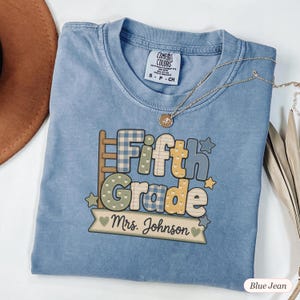 Maglietta personalizzata per insegnanti di quinta elementare con nome personalizzato, applicazioni patchwork, lettere, colori comodi, maglietta di squadra, regalo per il ritorno a scuola, abbigliamento autunnale