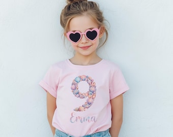 Maglietta personalizzata con conchiglia per il 9° compleanno, per bambina, con conchiglie pastello e nome personalizzato, ideale per la festa del nono compleanno a tema spiaggia, regalo per bambini.