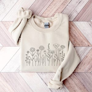 Floral Crewneck Sweatshirt Wildflowers Sweater Gift for Mom Gardening Shirt Plant Lover Mothers Day Gift for Wife Flower Aesthetic