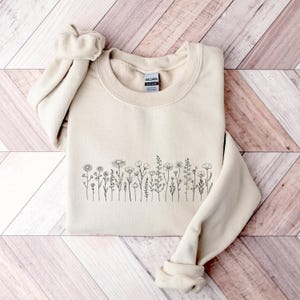 Wildflower Sweatshirt Floral Gift for Her Gardening Crewneck Plant Lover Sweater Gift for Mom Mother&#39;s Day Gift for Wife Flower Crewneck