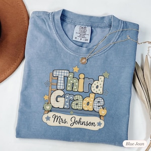 Camiseta personalizada para maestra de tercer grado con nombre personalizado, apliques de patchwork, letras, colores cómodos, camiseta de equipo, regalo de regreso a clases, atuendo de otoño