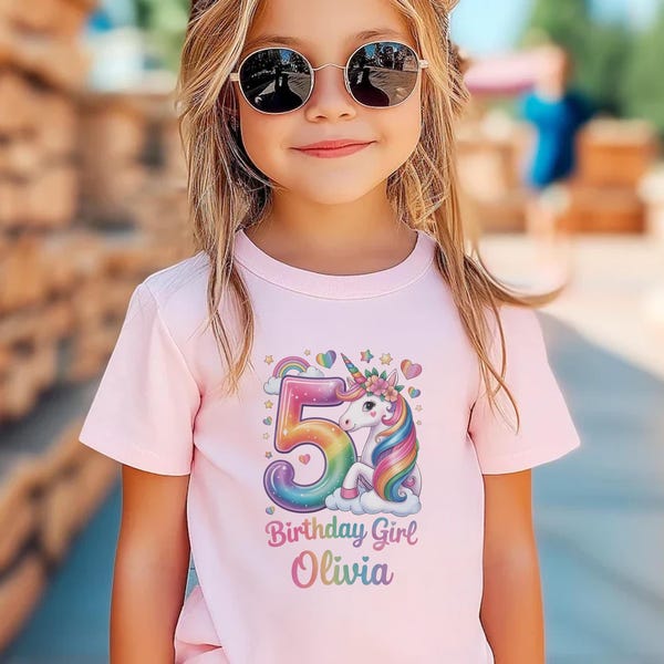 T-shirt personnalisé pour 5e anniversaire de fille, t-shirt avec nom de fille d'anniversaire de licorne, cadeau mignon licorne arc-en-ciel pour un enfant de 5 ans, haut de fête d'anniversaire pour enfants, anniversaire