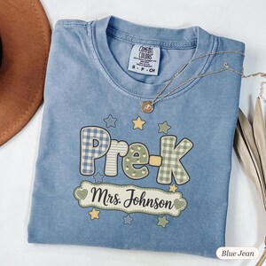 Camiseta personalizada para maestra de preescolar con nombre personalizado, apliques de patchwork, letras, colores cómodos, camiseta de equipo, regalo de regreso a clases, atuendo para el primer día.