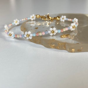 Blumen Armband in Pastellfarben | Glasperlen Armband | Gänseblümchen Armband | Perlenarmband