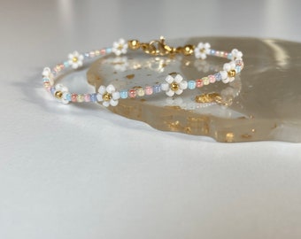 Bracelet fleuri aux couleurs pastel | Bracelet en perles de verre | Bracelet marguerite | Bracelet de perles