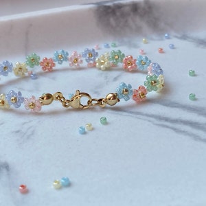 Flower bracelet in pastel colors | Glass bead bracelet | Daisy bracelet | Pearl bracelet