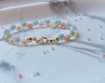 Bracelet fleuri aux couleurs pastel | Bracelet en perles de verre | Bracelet marguerite | Bracelet de perles