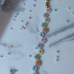 Bloemenarmband in pastelkleuren Glazen kralenarmband Madeliefje armband Parel armband afbeelding 2