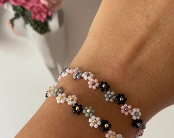 Blumenarmbänder in den Farben Rosa, Grau und Schwarz | Glasperlen Armband | Gänseblümchen Armband | Perlenarmband | Zick-Zack Armband