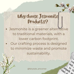 Puede incluir: Un papel beige con el texto "&iquest;Por qu&eacute; elegir productos Jesmonite?" e informaci&oacute;n sobre sostenibilidad. El papel est&aacute; sujeto con un clip plateado y decorado con flores.