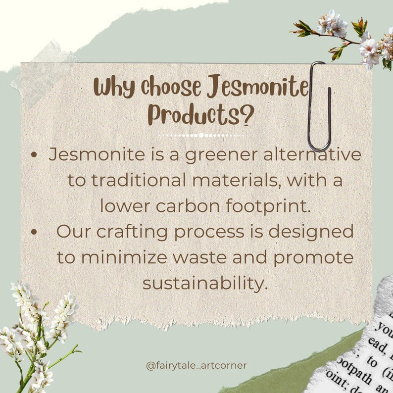 Puede incluir: Un papel beige con el texto "&iquest;Por qu&eacute; elegir productos Jesmonite?" e informaci&oacute;n sobre sostenibilidad. El papel est&aacute; sujeto con un clip plateado y decorado con flores.