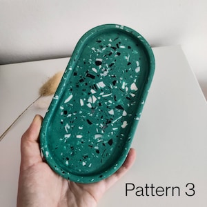May include: Oval-shaped tray with a green, white and black speckled pattern. The tray is made of resin and has a smooth, glossy finish. Pattern 3.
