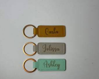 Gepersonaliseerde leren sleutelhanger | Aangepaste naam sleutelhanger | Gegraveerde sleutelhanger van kunstleer | Cadeau bruidsmeisje | Minimalistische sleutelhanger voor haar/hem