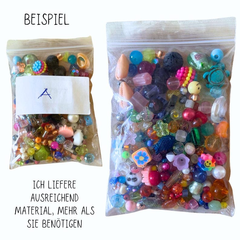 Pode incluir: Duas sacolas de pl&aacute;stico transparentes cheias de contas coloridas, pingentes e outros pequenos itens decorativos. As sacolas s&atilde;o etiquetadas com "BEISPIEL" e "A". O texto "ICH LIEFEERE AUSREICHEND MATERIAL, MEHR ALS SIE BEN&Ouml;TIGEN" est&aacute; impresso abaixo das sacolas.