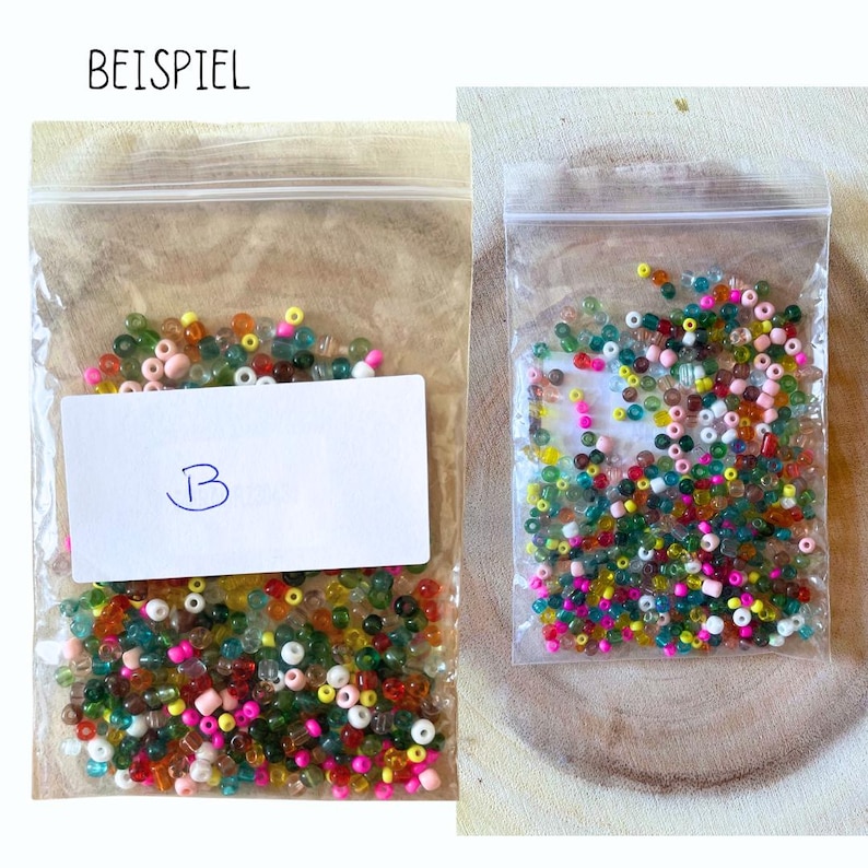 Pode incluir: Duas sacolas de contas de sementes coloridas, uma com uma etiqueta branca que diz "B" e a outra com uma variedade de cores, incluindo verde, azul, rosa, amarelo, laranja e marrom.