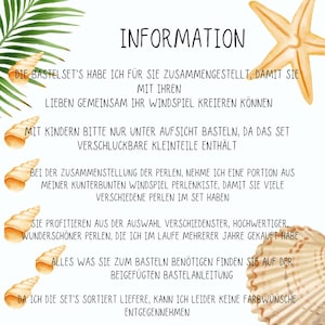 Pode incluir: Cart&atilde;o de informa&ccedil;&otilde;es com instru&ccedil;&otilde;es para um kit de artesanato para fazer um m&oacute;bile de vento. O cart&atilde;o apresenta um design de concha e estrela do mar e inclui o texto "Die Bastelset's habe ich f&uuml;r Sie zusammengestellt, damit Sie mit Ihren Lieben gemeinsam Ihr Windspiel kreieren k&ouml;nnen".