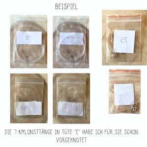 Pode incluir: Seis sacos de pl&aacute;stico transparentes com etiquetas de papel branco. As etiquetas s&atilde;o marcadas com as letras E, F, G e os n&uacute;meros 7 e 8. Os sacos cont&ecirc;m fio de nylon transparente. O texto na parte inferior da imagem diz "DIE 7 NYLONSTT&Auml;NGE IN T&Uuml;TE "E" HABE ICH F&Uuml;R SIE SCHON VORGEKNOTET".
