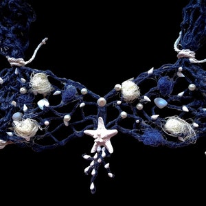 Könnte beinhalten: Eine blaue und weiße gehäkelte Halskette mit Muscheln und einem Sternfisch-Anhänger.