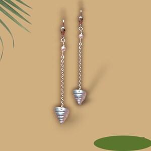 Orecchini lunghi a conchiglia: catena in argento e perla d'acqua dolce, gioielli da sirena